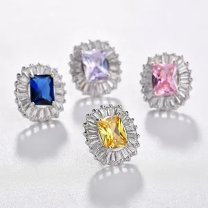 Primo piano dettagliato di orecchini con zirconi colorati e cristalli scintillanti.