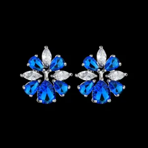 Detailaufnahme von funkelnden blau und weißen Zirkon Kristall Blumen Ohrringen für Frauen.
