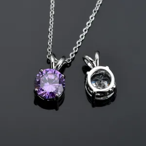 Nahaufnahme mit Details des eleganten lila Zirkonia Anhängers und der silbernen Kette.