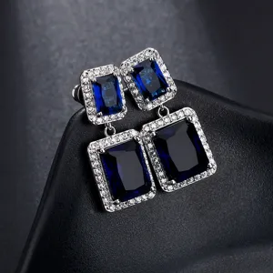 Detaillierte Nahaufnahme von blauen Kristall Ohrringen mit funkelndem Zirkonia Besatz.