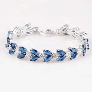 Detailansicht des blauen Zirkonia Blatt Kupfer Armbandes mit Weißgoldbeschichtung