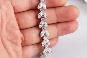 Detailansicht des exquisiten weißgoldplattierten Kupfer-Blattarmbands with funkelnden Zirkonias.