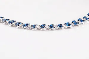 Elegantes silbernes Armband mit funkelnden blauen und klaren Zirkoniasteinen fuer Damen.