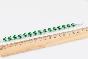 Grünes Zirkonia Blatt Tennisarmband aus versilbertem Kupfer Nahaufnahme Detail.