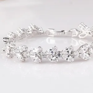Elegantes weißgoldbeschichtetes AAA Zirkonia Blatt Cluster Armband für Damen eleganter Modeschmuck