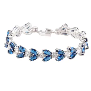 Silberfarbenes Kupfer Armband mit blauen Zirkonia Steinen in Blätter Form, elegante Damenschmuck.