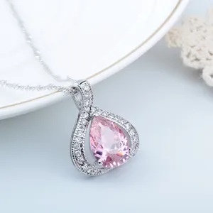 Detailaufnahme der eleganten rosa birnenförmigen Zirkonia Anhänger Halskette, glänzender Schmuck.