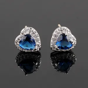 Elegante herzförmige dunkelblaue Zirkonia Ohrstecker mit funkelndem klaren Kristallkranz.