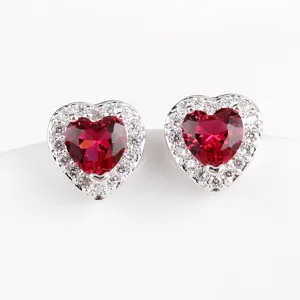 Herzförmige rote Zirkonia Ohrstecker mit Steinen in Silber für Damen Eleganz Alltag.