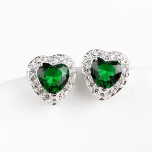 Herzformige grune Kristall Zirkon Ohrstecker mit glitzerndem Halo fur elegante Damenoutfits.