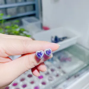 Herzförmige lila Zirkonia Ohrstecker mit funkelnden Silber Nadeln für Frauen Schmuck.