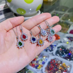 Farbenfrohe Tropfen Zirkonia Blumen Anhänger Halskette Set, elegante versilberte Kette.