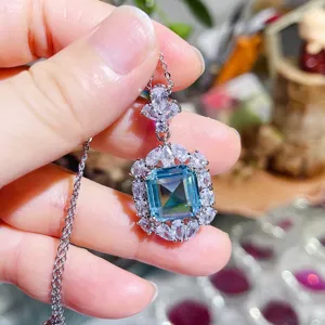 Retro gran colgante de piedra sintética con halo de circonitas y cadena de plata fina.