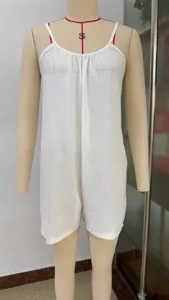 Vista detallada del mameluco blanco de mujer, diseño veraniego informal y ligero.