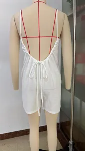Vista detallada del mameluco corto blanco de lino sin espalda con cordón ajustable y short