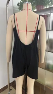 Vista detallada del mameluco negro sin espalda para mujer con tirantes y cordón.