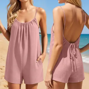 Detalle de mameluco con tirantes y espalda descubierta, pantalones cortos de playa casual.