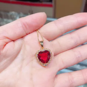 Goldfarbene Herz Zirkon Kristall Anhänger Halskette Detailaufnahme elegante Damenschmuck