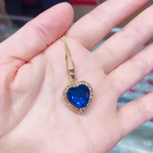 Nahaufnahme der blauen Herz-Kristallkette mit funkelnden Zirkon-Details und feiner Kette.