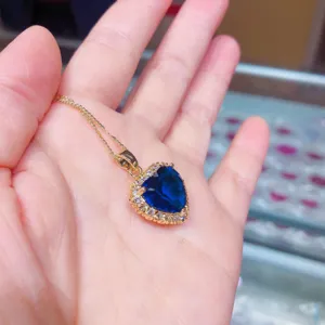 Detailansicht der eleganten herzförmigen blauen Zirkon Kristall Halskette in Goldoptik.