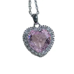 Modische rosa Herz Kristall Anhänger Halskette mit glänzendem Zirkonia für Damen.