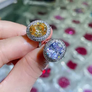Eleganter Ovale Zirkon Halo Ring mit funkelndem Stein und verstellbarem offenem Band für Damen.