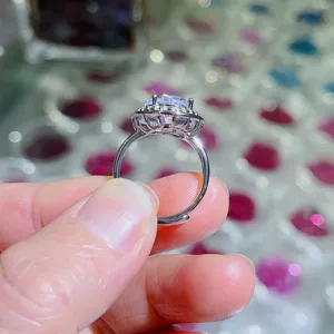 Nahaufnahme Detailaufnahme des silbernen verstellbaren Halo-Rings mit Zirkon und Pavé-Steinen