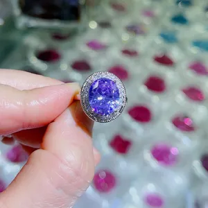 Vintage runder lila Zirkonia Halo Ring verstellbar luxuriöses Bankett Schmuck für Damen.