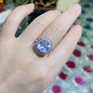 Vintage verstellbarer offener Ring mit großem funkelnden ovalen Zirkonia Hauptstein.