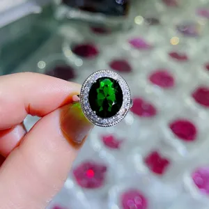 Nahaufnahme eines ovalen dunkelgrünen Zirkonrings im Vintage-Stil mit funkelndem Zirkonrand.