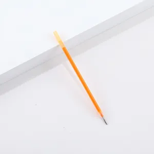 Ricarica per penna cancellabile arancione vista ravvicinata, scrittura scorrevole, 0.7mm.