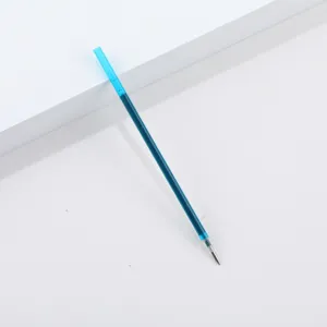 Primo piano dettagliato della ricarica per penna gel cancellabile blu con punta fine e inchiostro.