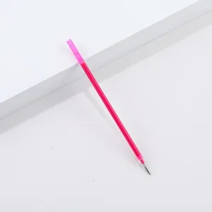 Vista dettagliata di un refill per penna cancellabile rosa, con punta fine e corpo sottile.