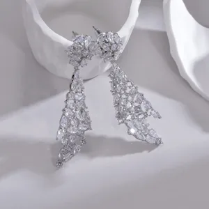 Eleganti orecchini pendenti lunghi in zircone argento con grappoli di cristalli.