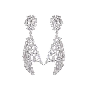 Eleganti orecchini pendenti in zircone con design ad ali, gioielli di moda raffinati.