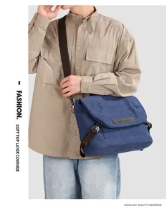 Vista dettagliata della borsa a tracolla casual da uomo in tela con cinghia regolabile.