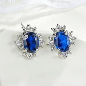 Orecchini a lobo zaffiro blu reale con zirconi cluster design retrò classico elegante.