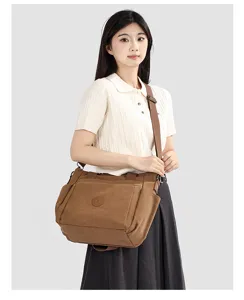 Sac bandoulière en toile marron pour femme, grand sac porté épaule, cabas tendance.