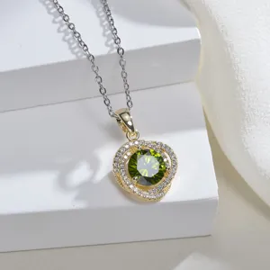 Elegante grüne Zirkon Kette mit glänzendem dreifachen Gold Anhänger an Silberkette.