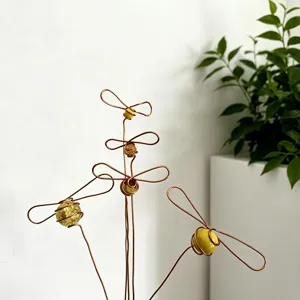 Handgemachte Kupferdraht Biene Blumenarrangement Dekor mit gelben Kristallperlen Stil.