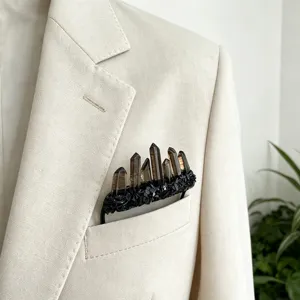 Close-up weergave van bruin kristal pocket ornament, handgemaakt zakdetail kostuum