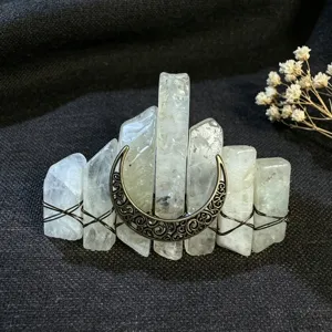 Molletta per capelli in cristallo naturale con ciondolo luna vintage, dettaglio accessorio.