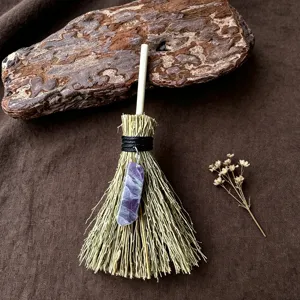 Primo piano del ciondolo a scopa da strega in miniatura con pietra di quarzo naturale.