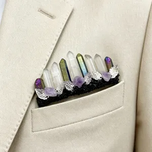 Handgemaakte kristallen pak borstzak accessoire met ruwe kristallen en metalen bladeren.