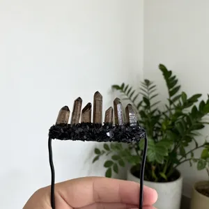 Handgemaakte rookkwarts kristal pak zak broche natuursteen lapel pin accessoire detail