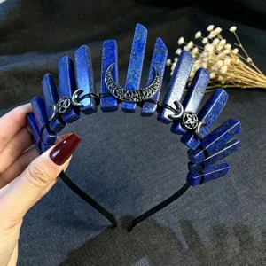 Diadema de corona de cristal con pilares de piedra azul oscura y dijes de luna para fiesta.