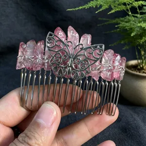 Peigne à cheveux artisanal en cristal rose naturel avec un charmant papillon en alliage.
