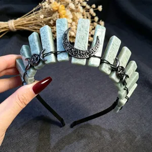 Diadema de corona de cristal verde natural con luna de alambre negro y detalles de estrellas.