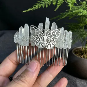 Peigne à cheveux en cristal naturel fait main avec détail de papillon pour coiffure élégante.