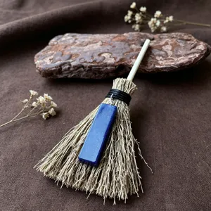 Minipendente scopa da strega per auto con pietra di cristallo blu, decorazione Wicca stile.